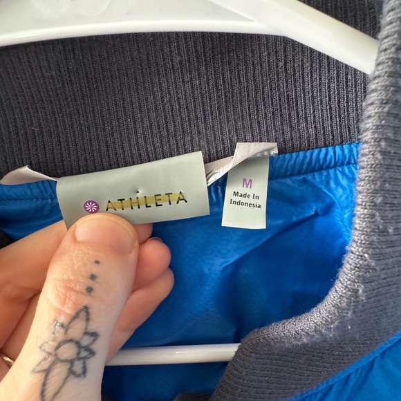 Blue athleta puffer jacket size medium - Picture 3 of 3